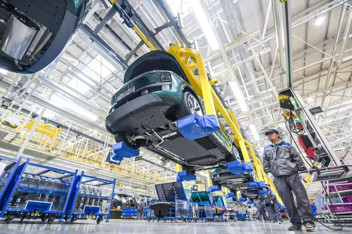 Gyártósor a Li Auto csangcsoui gyárában – Fotó: Li Bo / Xinhua / AFP