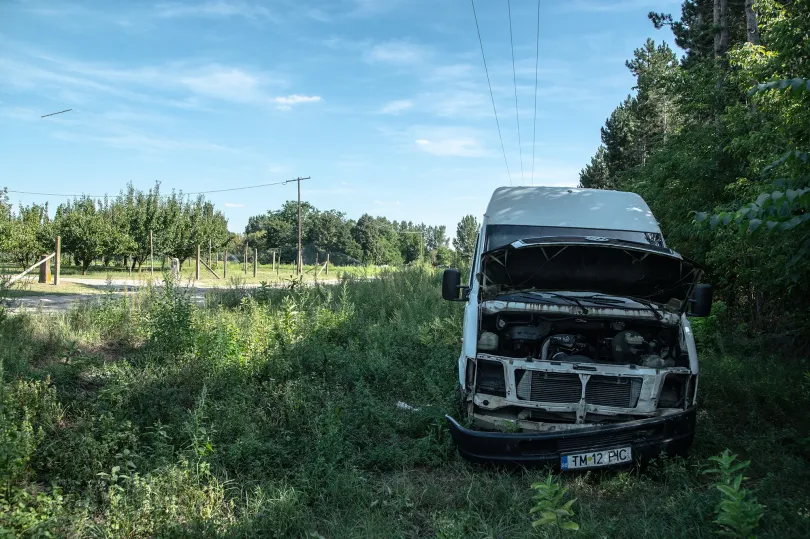 József és a tanyája előtt álló elhagyatott kisbusz – Fotó: Halász Júlia / Telex