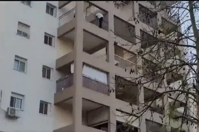 Ki akart ugrani az emeletről egy izraeli férfi, egy miniszter lebeszélte róla