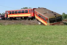 Furgonnal ütközött és kisiklott a mezőhegyesi személyvonat