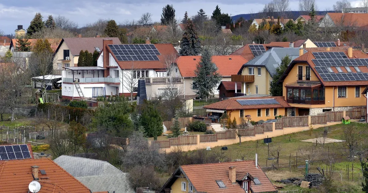 Lassan őrölnek a kormányzati kerekek a napelemesek ügyében, az államtitkár levelet ír