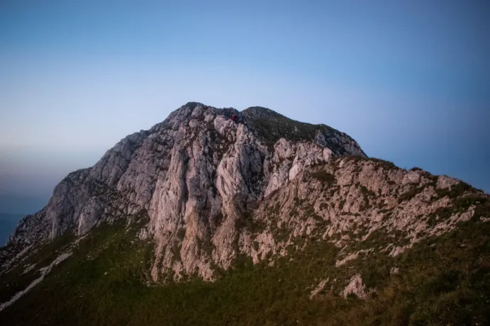 Izzasztó, de felejthetetlen az erdélyi hegyek királya, a Királykő