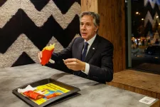 Egymilliárd dollárnyi segítséget ígért Ukrajnának az amerikai külügyminiszter, majd bement egy kijevi Mekibe