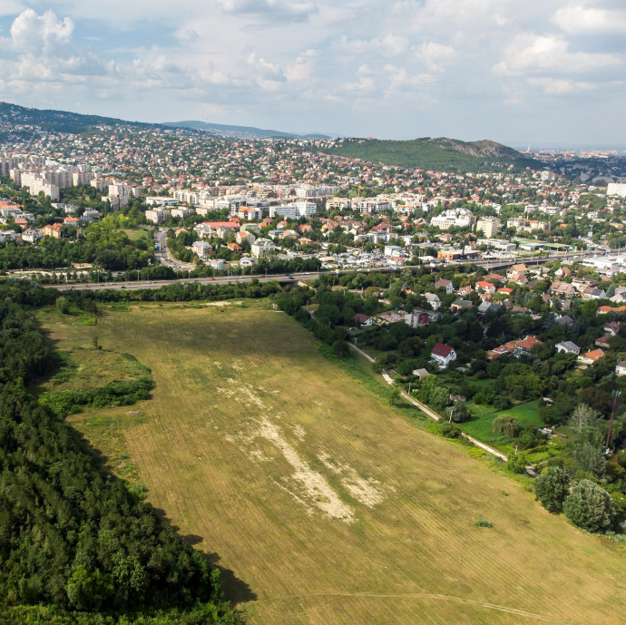 Csúszik a szuperkórház, a Duna-híd és a budapesti vasút, a debreceni nagy munkásszállót viszont felpörgetik