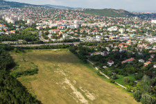 Csúszik a szuperkórház, a Duna-híd és a budapesti vasút, a debreceni nagy munkásszállót viszont felpörgetik