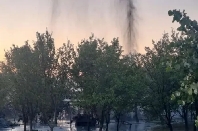 Termálvíz tört felszínre Szatmár megyében, a robbanásveszélyes kísérőgázok miatt lezárták a környéket