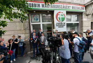 Ember legyen a talpán, aki tudja még követni, hány darabra esett szét a Jobbik