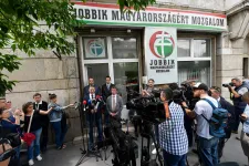 Ember legyen a talpán, aki tudja még követni, hány darabra esett szét a Jobbik