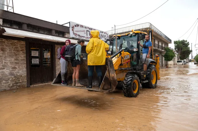 Rekordcsapadék Görögországban, négyméteres víz öntött el egy várost