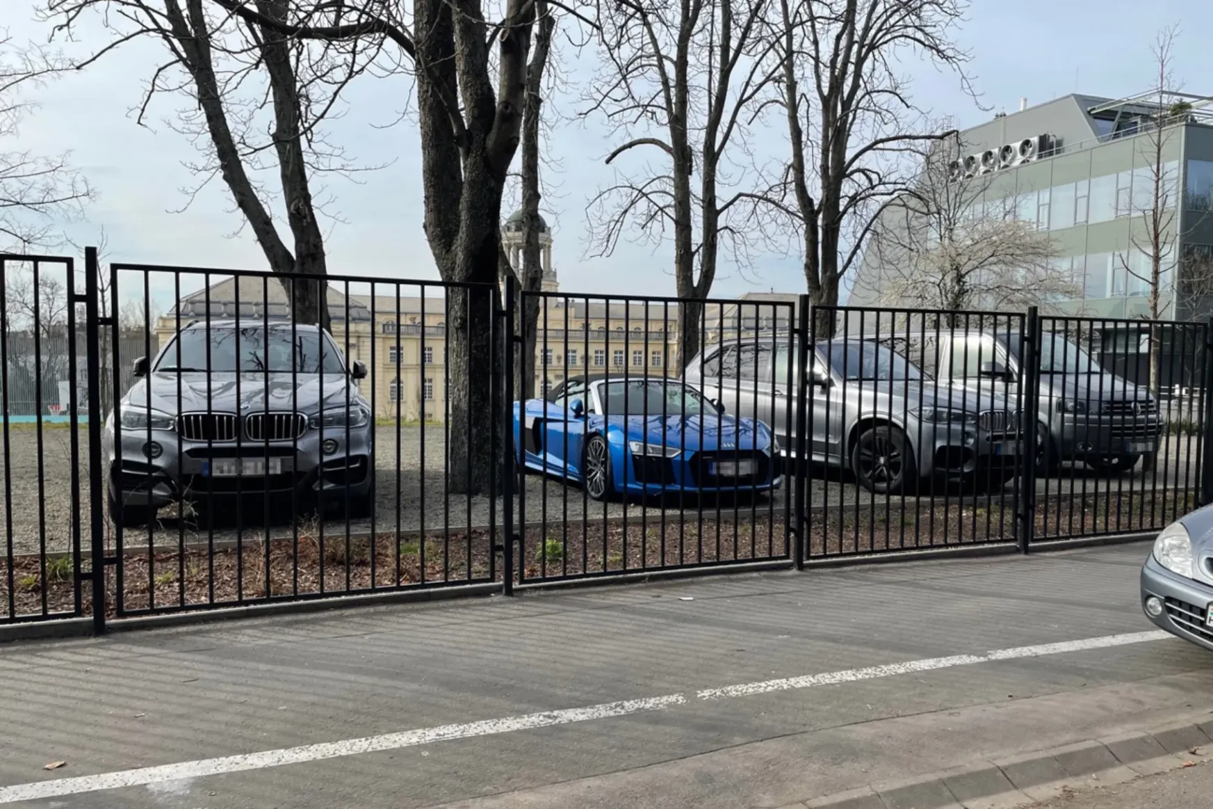 Luxusautók parkolnak a Szent Margit Gimnázium udvarán