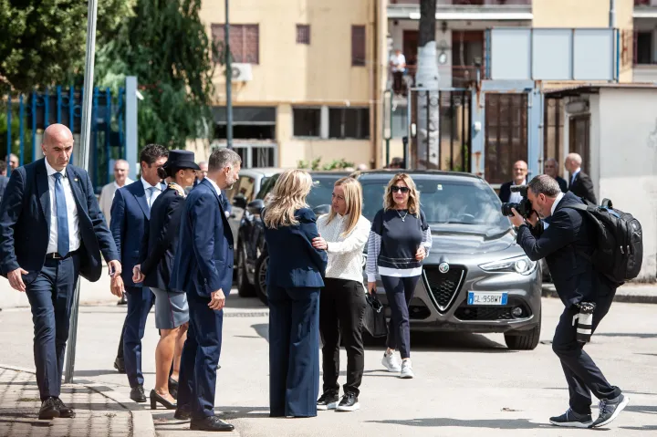 Giorgia Meloni találkozik egy helyi iskola igazgatójával az eset után Caivanóban 2023. augusztus 29-én – Fotó: Ivan Romano / Getty Images