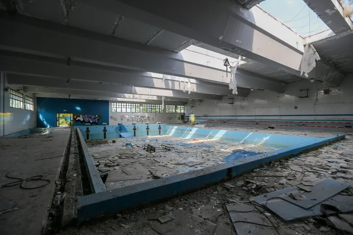 Az elhagyott sportközpont, ahol a gyilkosság történt – Fotó: Marco Cantile / Getty Images