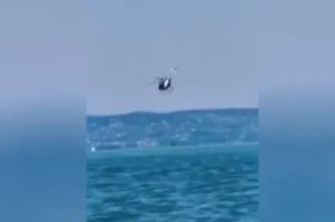 Videón látható, ahogy a rendőrségi helikopter a Balatonba zuhant