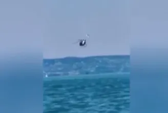 Videón látható, ahogy a rendőrségi helikopter a Balatonba zuhant