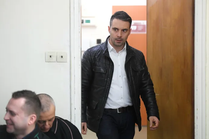 Novák Előd szerint Vona Gábornak átváltozóművészként a cirkuszban nagyobb sikere lenne