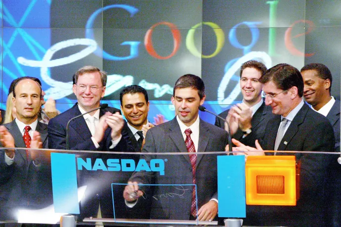 George Reyes, a Google pénzügyi igazgatója, Eric E. Schmidt elnök-vezérigazgató, Omid Kordestani, a globális értékesítésért és a helyszíni műveletekért felelős alelnök, Larry Page, a társalapító és a termékekért felelős elnök, Robert Greifeld, a NASDAQ elnöke és vezérigazgatója, valamint David Drummond, a Google vállalatfejlesztésért felelős alelnöke a Google tőzsdei bevezetésének ünnepségén, 2004. augusztus 19-én, New Yorkban – Fotó: Alan Perlman / NASDAQ / Getty Images / AFP