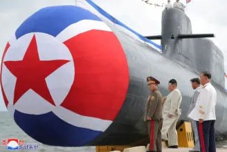Vízre bocsátották Észak-Korea új tengeralattjáróját, ami állításuk szerint atomfegyverek kilövésére is képes