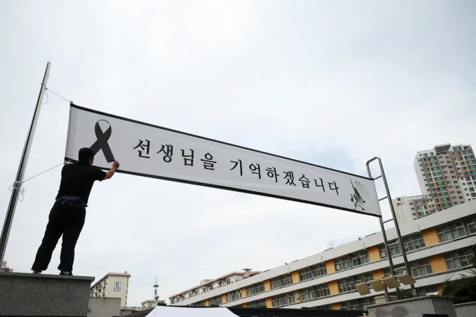 Tanár, emlékezni fogunk rád feliratú molinót feszítenek ki annak az iskolának a bejáratánál, ahol a fiatal tanár dolgozott – Fotó: Kim Hong-ji / Reuters