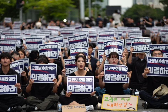 Több ezer tanár tüntetett a szöuli nemzetgyűlés épülete előtt 2023. szeptember 4-én – Fotó: Chris Jung / NurPhoto / AFP