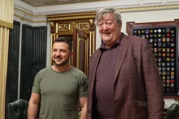 Kijevbe látogatott Stephen Fry, az ukrán elnökkel is találkozott