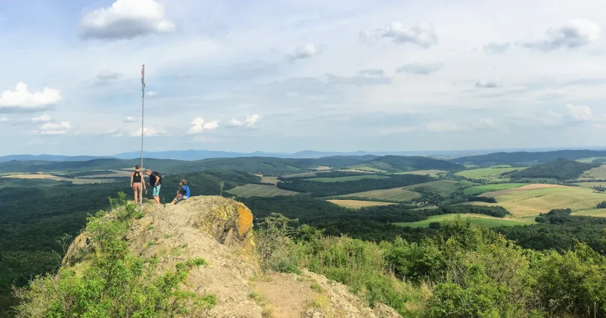 Sziklabudi, csigaház-vár és megvilágosodás: kéktúra a Kelet-Cserhát dombjain