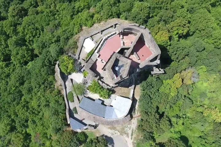 Hollókő, a vár és Dobogó-tető – Fotó: Székely Attila, és Tenczer Gábor / Telex