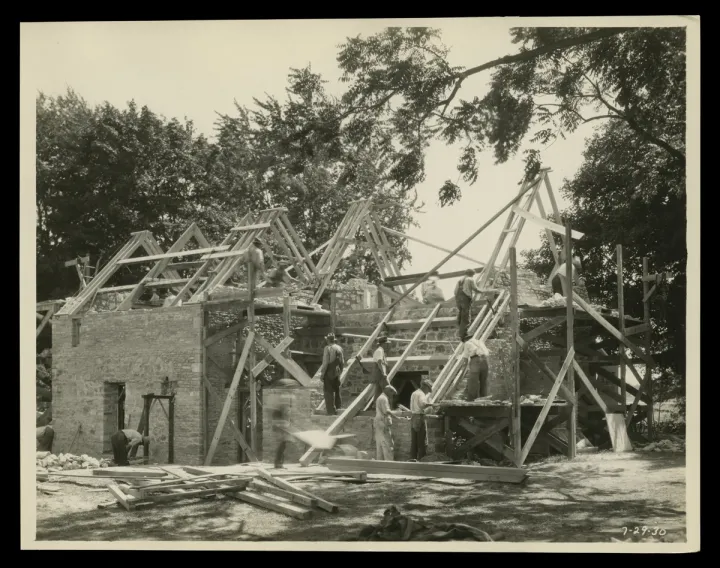 A ház újraépítése 1930 nyarán – Fotó: The Henry Ford Museum