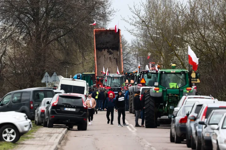 Lengyel gazdák 2023. április 16-án útlezárással tiltakoztak az ukrán határ menti Hrubieszównál – Fotó: Jakub Porzycki / Anadolu Agency / AFP