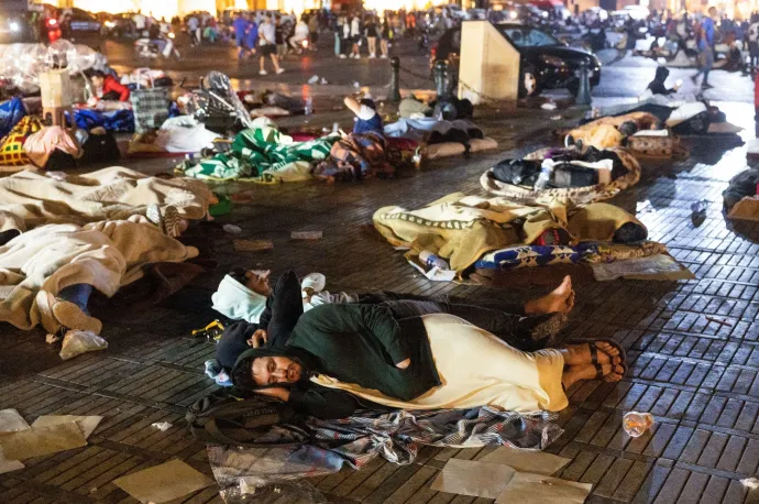 Sokan az utcára menekültek, és az éjszakát is ott töltötték – Fotó: Fadel Senna / AFP