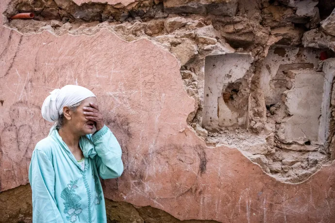 Egy nő eltakarja a szemét, mikor meglátja a földrengésben megsérült házát –Fotó: Fadel Senna / AFP