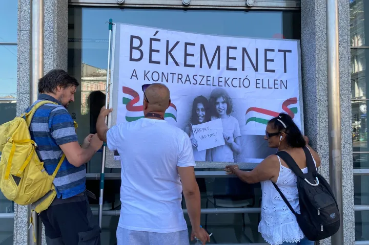 „A rasszizmus olyan, mint a rák, egyre terjed” – Cigány-magyar békemenetet tartanak a belvárosban