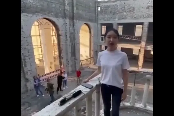 Egy kínai operaénekes a Katyusát énekelte az oroszok által szétlőtt mariupoli színházban, ahol több száz ukrán civil halhatott meg