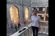 Egy kínai operaénekes a Katyusát énekelte az oroszok által szétlőtt mariupoli színházban, ahol több száz ukrán civil halhatott meg