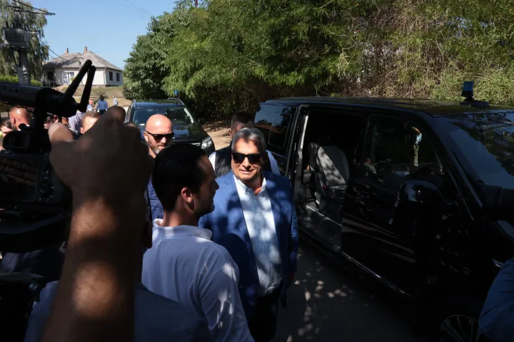 Orbán Viktor fél 2 körül futott be – Fotó: Hevesi-Szabó Lujza / Telex
