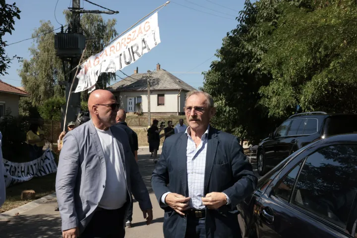 A késve érkező belügyminiszter, Pintér Sándor – Fotó: Hevesi-Szabó Lujza / Telex
