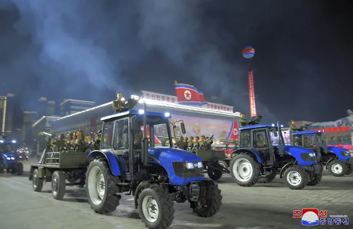 Traktorok húznak fegyvereket és katonákat az ország alapításának 75. évfordulója alkalmából tartott katonai parádén – Fotó: KCNA / KNS / AP / MTI