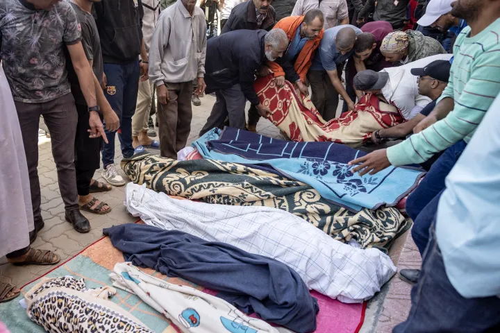 Férfiak sorakoztatják fel a földrengésben meghalt emberek holttestét Moulay Brahimban, Al Haouz tartományban – Fotó: Fadel Senna / AFP