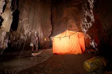 Elindultak a magyar barlangi mentők az amerikai kutatóval a felszín felé