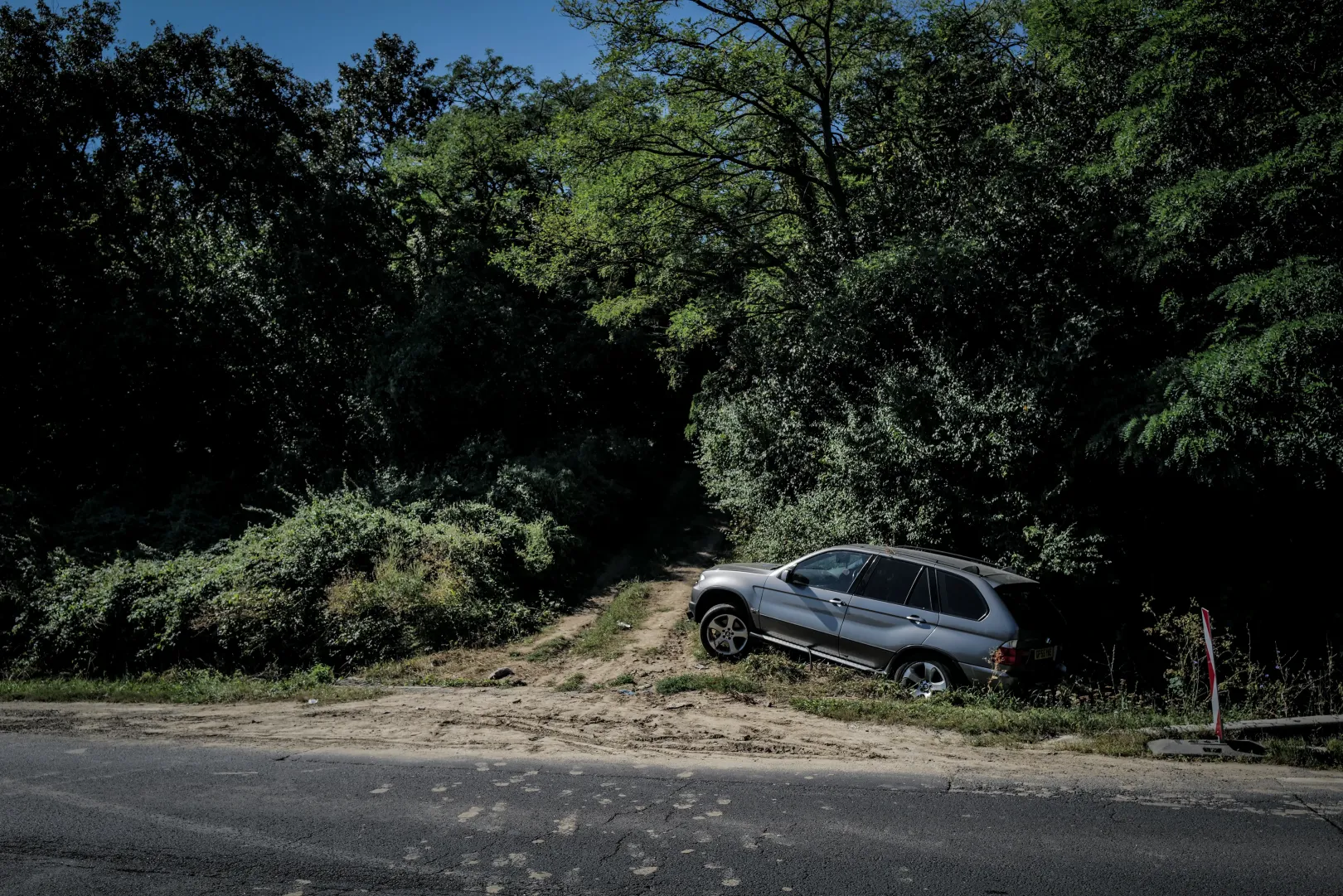 Hátrahagyott autó a határ magyarországi oldalán Hont térségében, a helyiek szerint csempészek menekültek vele a rendőrök elől, amikor fennakadtak – Fotó: Huszti István / Telex