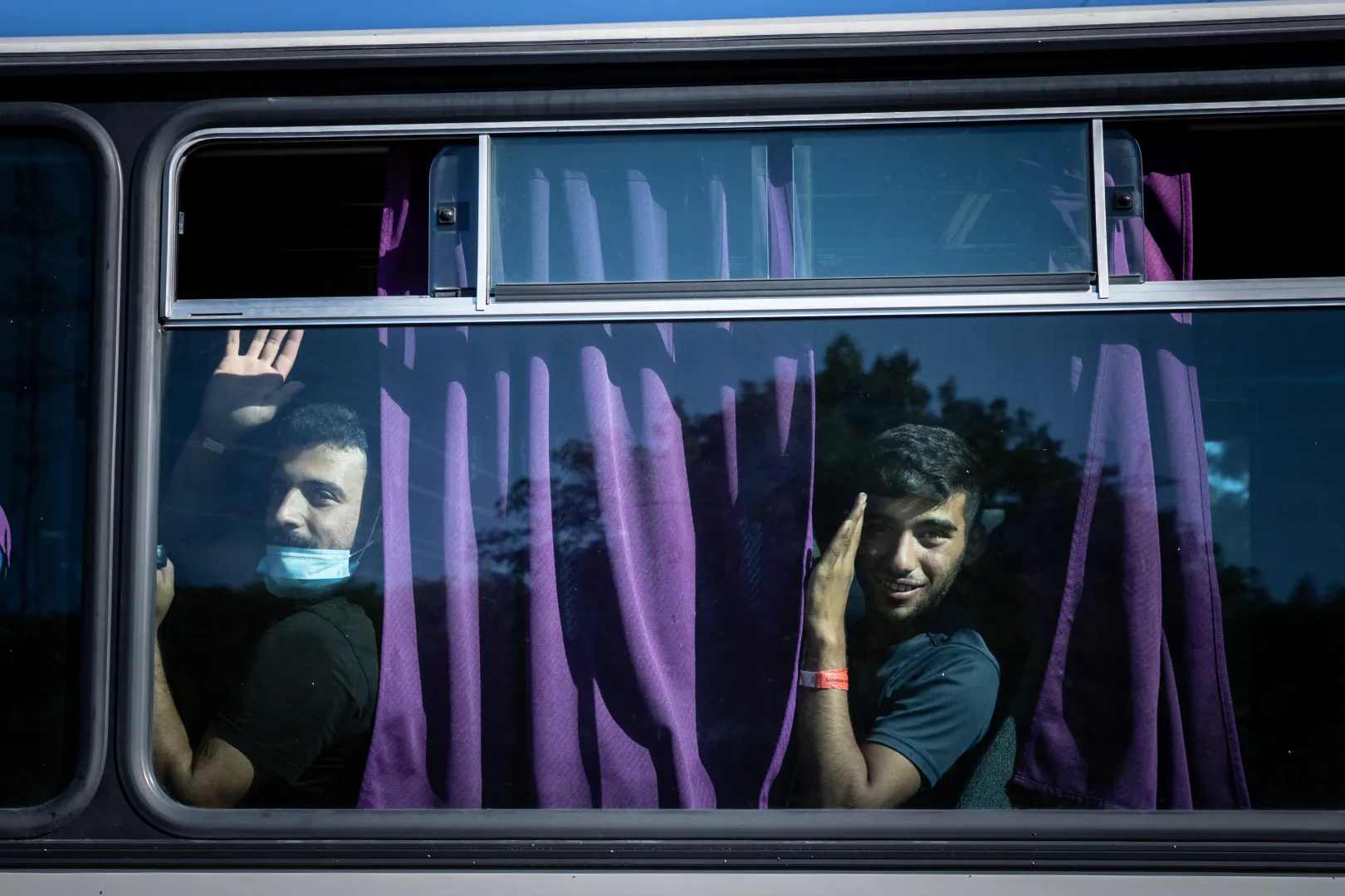 Busszal viszik el a migránsokat a szlovákiai Nagykürtös városának gyűjtőhelyéről 2023. szeptember 7-én – Fotó: Huszti István / Telex