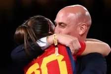 Lemond a spanyol fociszövetség csókbotrányba keveredett elnöke, de most már tényleg