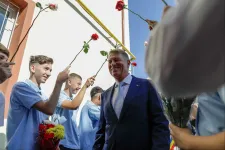 Iohannis szerint érett magatartásra vallana, ha a politikusok nem fognának neki az oktatási törvény módosításának