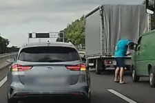 Az M2-es egyik sávjában állt meg veszekedni két sofőr, egyikőjük a levegőbe bokszolva jelezte, hogy ideges