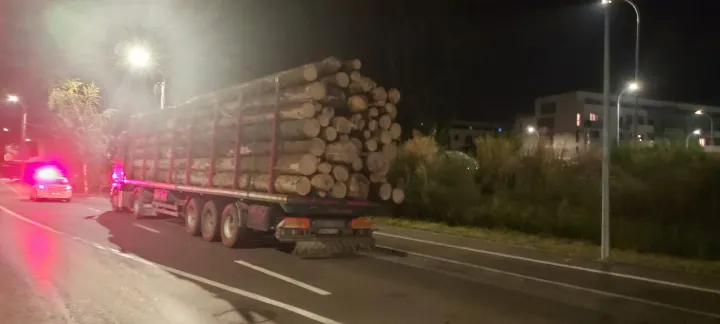 Ezen a lefoglalt teherautón 13,88 köbméter fát találtak szállítmányt igazoló papír nélkül – Fotó: Béla Csaba személyes archívuma