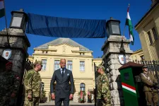 Szalay-Bobrovniczky az anyáknak és a feleségeknek üzent az egykori Petőfi-laktanya átnevezésével