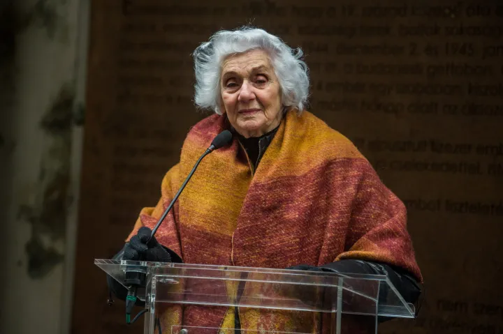 Fahidi Éva író, holokauszt-túlélő beszédet mond a budapesti gettó felszabadulásának 75. évfordulója alkalmából tartott megemlékezésen az egykori gettó emlékfalánál a VII. kerületi Dohány utcában 2020. január 17-én – Fotó: Balogh Zoltán / MTI