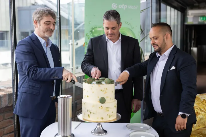 Benyó Péter, Csányi Péter és Dr. Al-Absi Gáber tortát vág a tizedik születésnapon – Fotó: OTP Mobil/Lang Peter