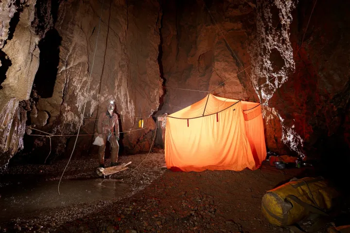 Az egészségügyi sátor, ahol Mark Dickey állapotát stabilizálták – Fotó: Kovács Márton / Magyar Barlangi Mentőszolgálat