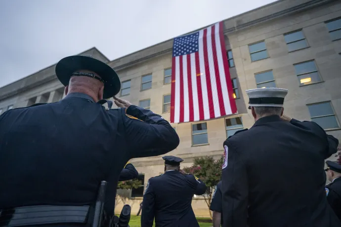 Az amerikai lobogó előtt tisztelegnek a Pentagon arlingtoni épületénél – Fotó: Shawn Thew / EPA / MTI