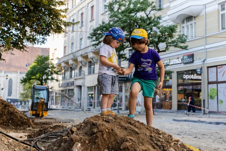 A Sisters kávézó terasza, illetve az előtte "homokozó" gyerekek – Fotó: Tóth Helga / Tóth Helga
